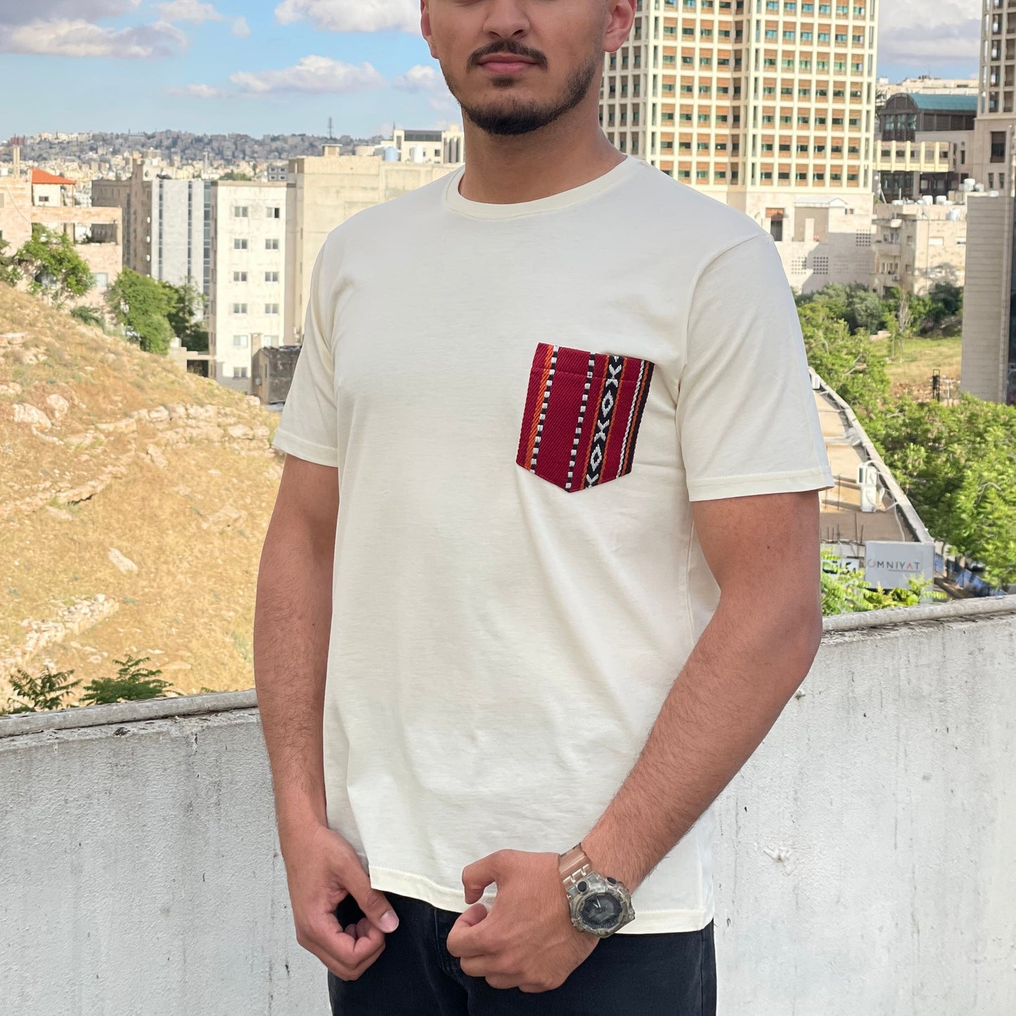 تي شيرت متعدد الألوان