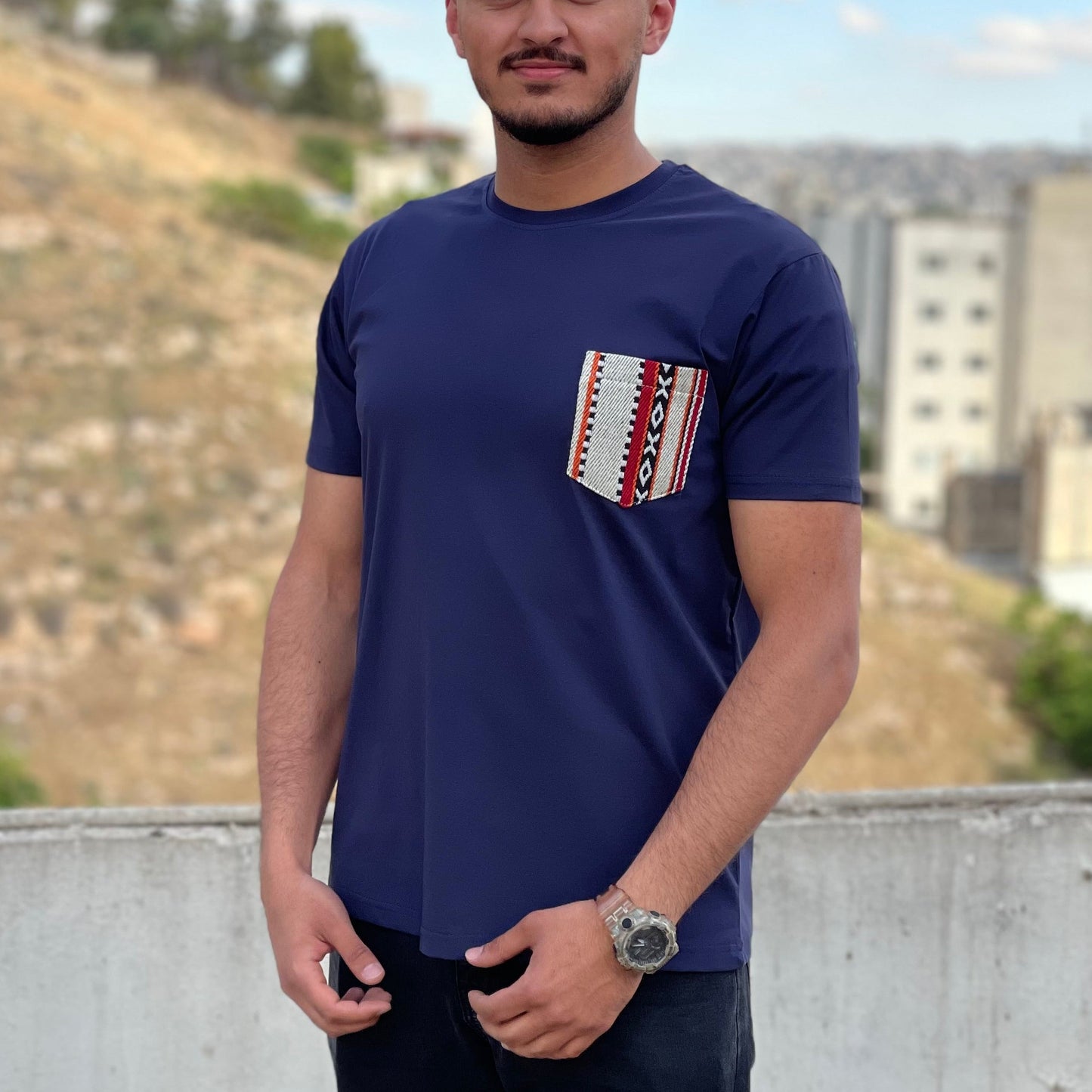 تي شيرت متعدد الألوان