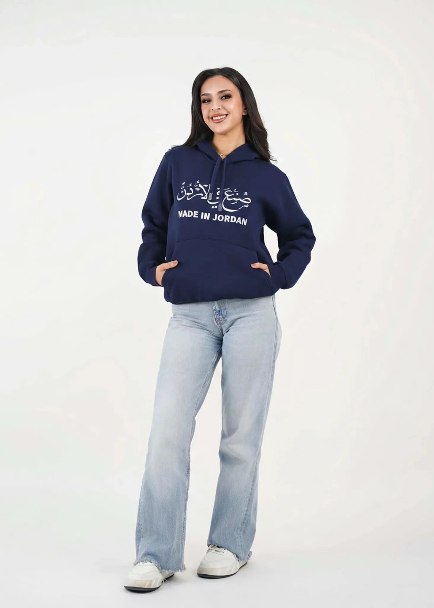 هودي مطرز عبارة "صنع في الأردن"